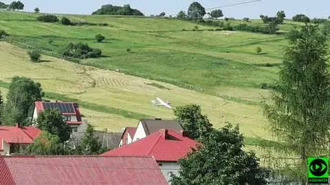 "Szukał miejsca wzdłuż zbocza". Szybowiec awaryjnie wylądował w polu