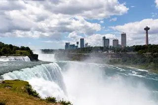 Wodospad Niagara z widokiem na miasto Niagara Falls w Kanadzie