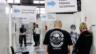 Szczepienny dress code to możliwość łatwego odsłonięcia ramienia. Królują t-shirty, ale to głównie wśród młodszych pacjentów. Starsi wolą klasykę – koszula, czasem nawet i krawat. 