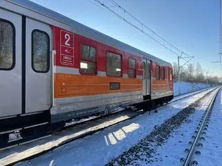 Kierowca uderzył w bok pociągu