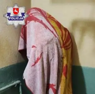 Stał w wannie okryty ręcznikiem 