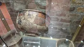 Naczynie terra sigillata z wizerunkiem Herkulesa