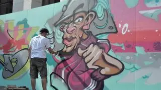 Przy budynku UAM w Gnieźnie stanęła mobilna ściana do tworzenia grafitti