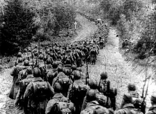 Kolumny piechoty sowieckiej wkraczające do Polski 17.09.1939