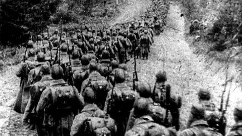 Kolumny piechoty sowieckiej wkraczające do Polski 17.09.1939