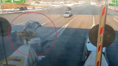Minął auto tuż przed bramkami na A1, z dużą prędkością uderzył w barierę i uciekł
