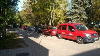 Samochody strażackie przed stacją pogotowia