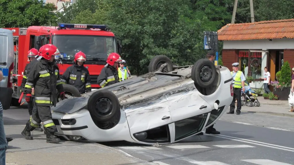 3 osoby ranne w wypadku na Hermanowskiej. To skutek zderzenia i dachowania do jakiego doszło w piątek po południu.