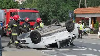 3 osoby ranne w wypadku na Hermanowskiej. To skutek zderzenia i dachowania do jakiego doszło w piątek po południu.