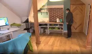 Doktor hab. Jacek Wasilewski zamienił 120-metrowe mieszkanie w Warszawie na drewnianą chatę obok domu teściów