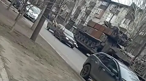 Rosyjska wyrzutnia Buk, zaparkowana na ulicy okupowanego Mariupola 