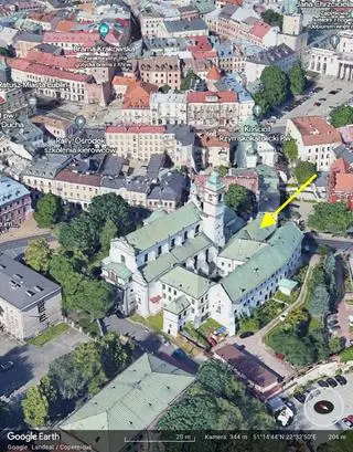 Wieża zlokalizowana była w miejscu dawnego klasztoru ojców  bernardynów