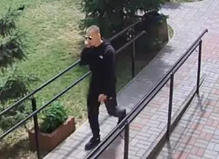 Bydgoszcz (Kujawsko-Pomorskie). Oszukał staruszkę na 100 tysięcy złotych. Szuka go policja