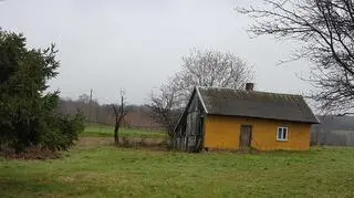 Przez otwór w dachu weszli do pustostanu, w środku była owinięta we włókninę kobieta