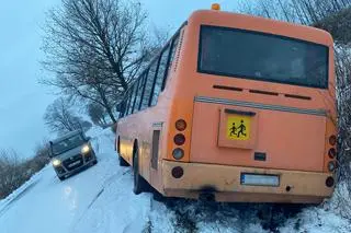 Autobus zjechał do rowu pomiędzy Folwarkami i Niemstowem