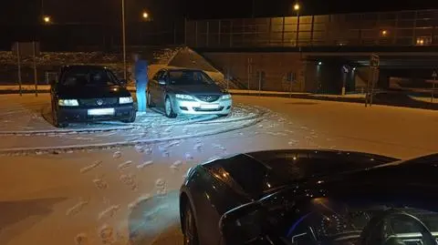 Zaparkowali na środku ronda, bo chcieli porozmawiać. Zauważyli ich policjanci z nieoznakowanego radiowozu 