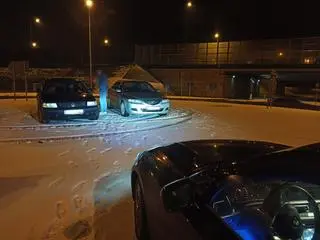 Powiedzili policjantom, że zatrzymali się, aby ze sobą porozmawiać