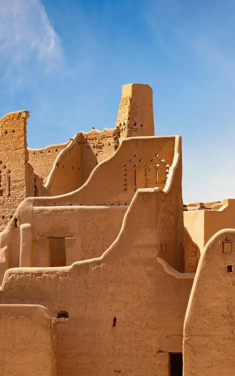 Nowa Petra i nowy Dubaj? Turystyka rośnie, niepewność też