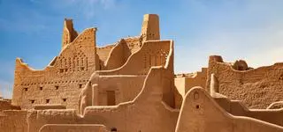 Nowa Petra i nowy Dubaj? Turystyka rośnie, niepewność też