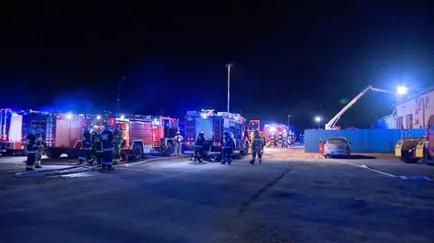 Kilkanaście zastępów walczyło z pożarem hali firmy budującej drogi