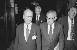 Robert Maxwell (z prawej) w towarzystwie Wisse'a Dekkera, Hansa van den Broeka oraz Henry'ego Kissingera w 1989 roku