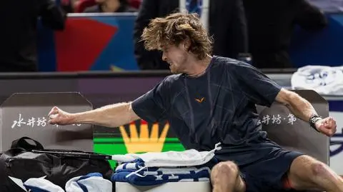 Rosjaninowi puściły nerwy w starciu z Hurkaczem. Wyładował złość na fotoreporterze