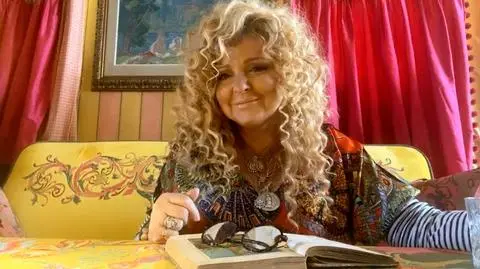 Posprzątaj w szafie, obejrzyj koncert online. Znani radzą, co robić w domu