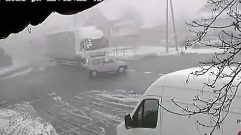 Gęsta mgła utrudniała widoczność, nie zauważył nadjeżdżającej ciężarówki. 87-latek zmarł w szpitalu