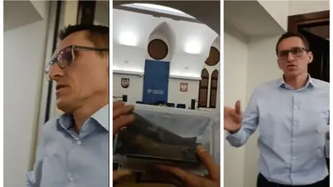 Dyrektor przyniósł na sesję kości w plastikowym pudełku