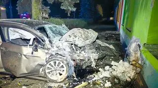 Kierujący samochodem 34-latek, przebił ogrodzenie i uderzył w budynek szkoły podstawowej