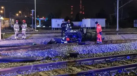 Samochód leżał dachem na torach kolejowych, obok siedział pijany kierowca