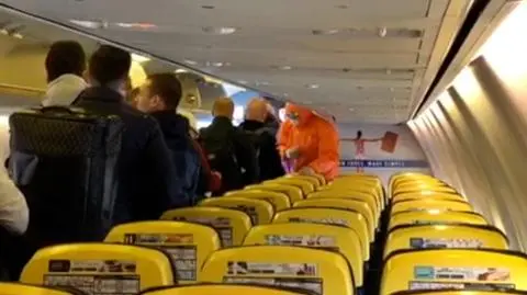 Pasażerom w samolocie zmierzono temperaturę 