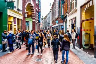 Amsterdam jest bardzo popularny wśród młodych turystów