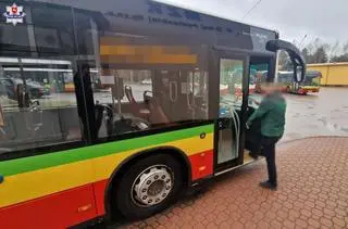 Uderzył autem w autobus 