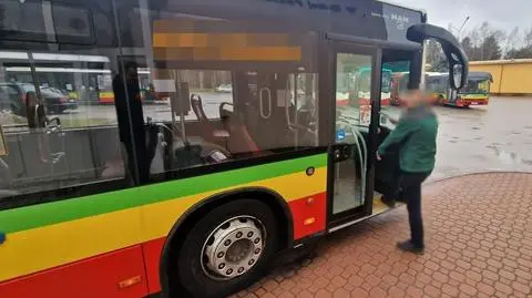 Uderzył autem w autobus 