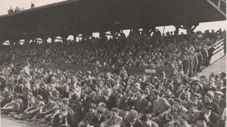 Przepełnione trybuny w 1950 r