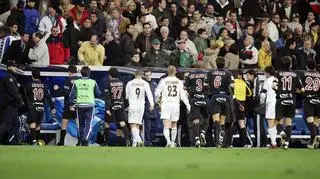 Ewakuacja Estadio Santiago Bernabeu po przerwanym meczu Realu Madryt z Realem Sociedad w 2004 roku