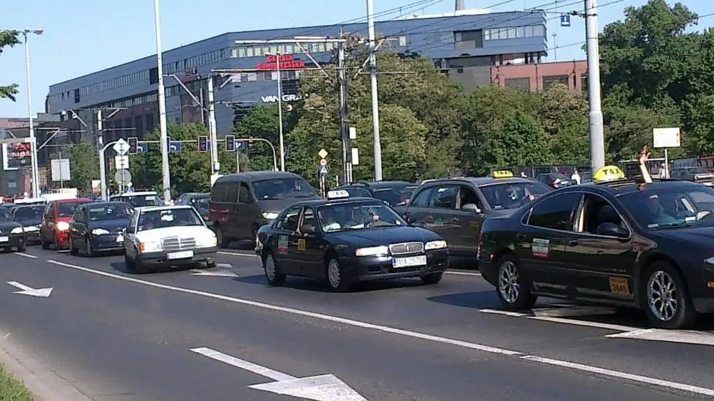 Taksówkarze protestują w centrum miasta