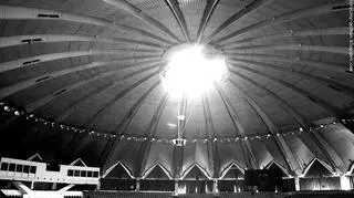 Kopuła hali zawieszona jest na tyle wysoko, że tworzy poczucie przestrzeni