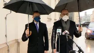 Dariusz Joński i Michał Szczerba przed Ministerstwem Zdrowia