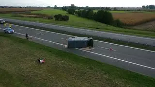 Na A2 przewrócił się mercedes sprinter