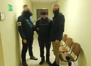 Zaatakował młotkiem znajomego swojej partnerki 