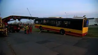 Autobus uderzył w latarnię