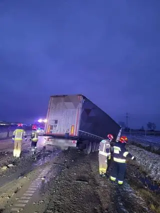 Auto zderzyło się z ciężarówką