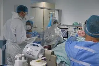 Medycy walczący o życie pacjentów chorych na COVID-19