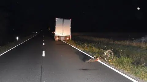 Wyprzedzał rowerzystkę, kobieta uderzyła w bok auta. Była pijana