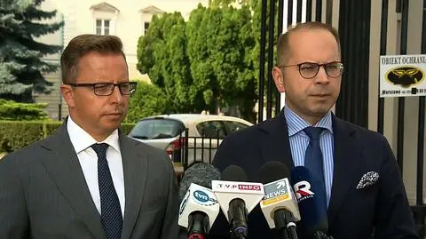 Dariusz Joński i Michał Szczerba przed Ministerstwem Zdrowia