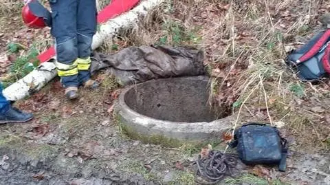 Poszedł na spacer, ale nie chciał iść zabłoconą drogą. Wpadł do leśnej studni