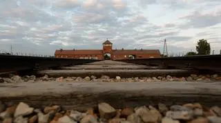 Brama główna byłego niemieckiego obozu koncentracyjnego Auschwitz-Birkenau