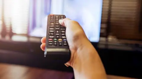 pilot tv telewizor shutterstock_568947829